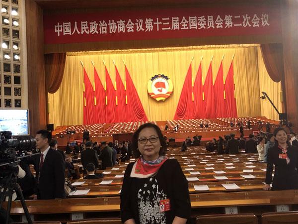 柬埔寨中国港澳侨商总会__卢敏放交蒙牛首份答卷