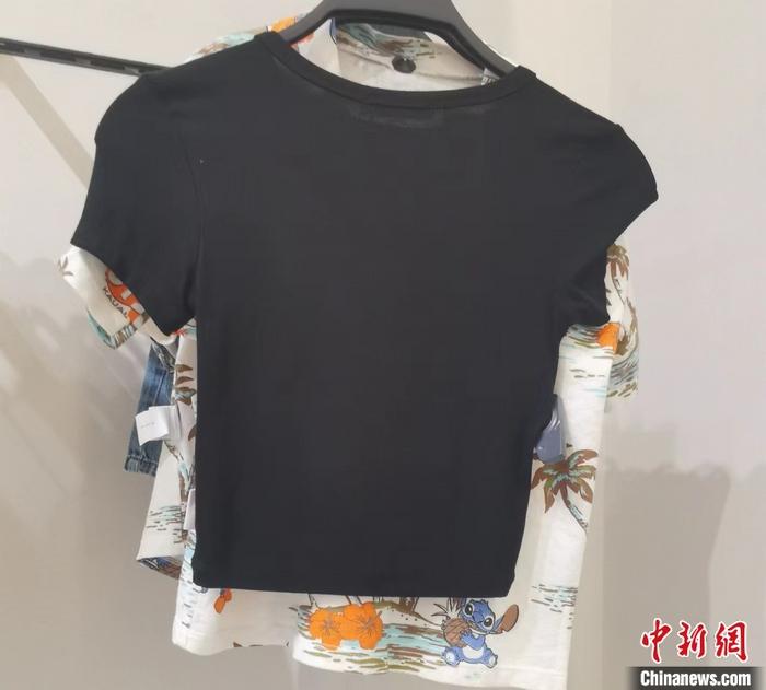 从“勒肉”到“锁喉”，女装何苦为难女性？__从“勒肉”到“锁喉”，女装何苦为难女性？