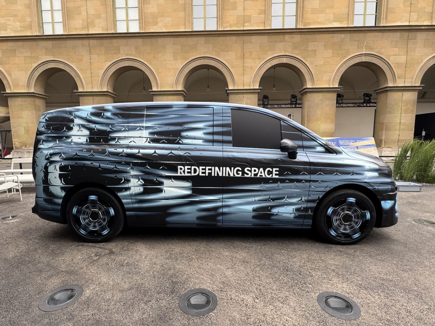 新车 | 2026年国产/纯电中大型MPV 奔驰VLE伪装原型车亮相慕尼黑车展_新车 | 2026年国产/纯电中大型MPV 奔驰VLE伪装原型车亮相慕尼黑车展_