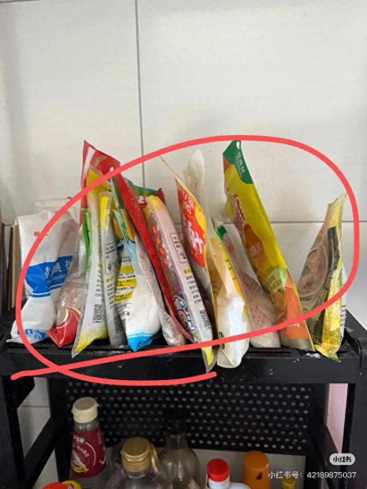 _被网友的“收纳智慧”折服了!不花啥钱,厨房就能井井有条!_被网友的“收纳智慧”折服了!不花啥钱,厨房就能井井有条!