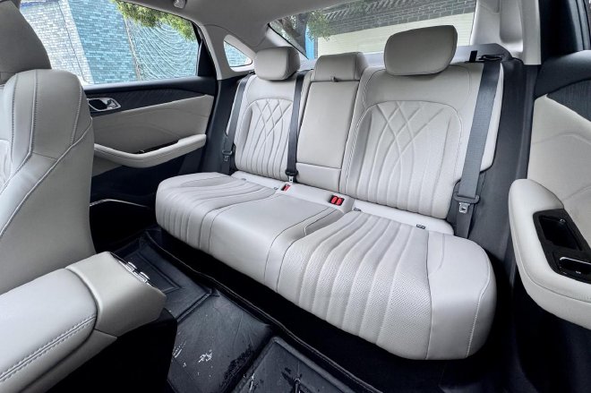 新能源神车来了 静态体验吉利银河星耀6