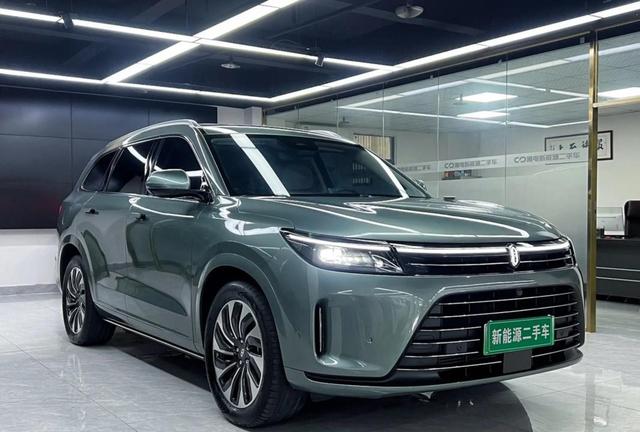 全新问界M7凭借技术创新和高价值引领市场，爆单突破十万台后余承东紧急辟谣，强调“是43分钟”引发行业热议-有驾