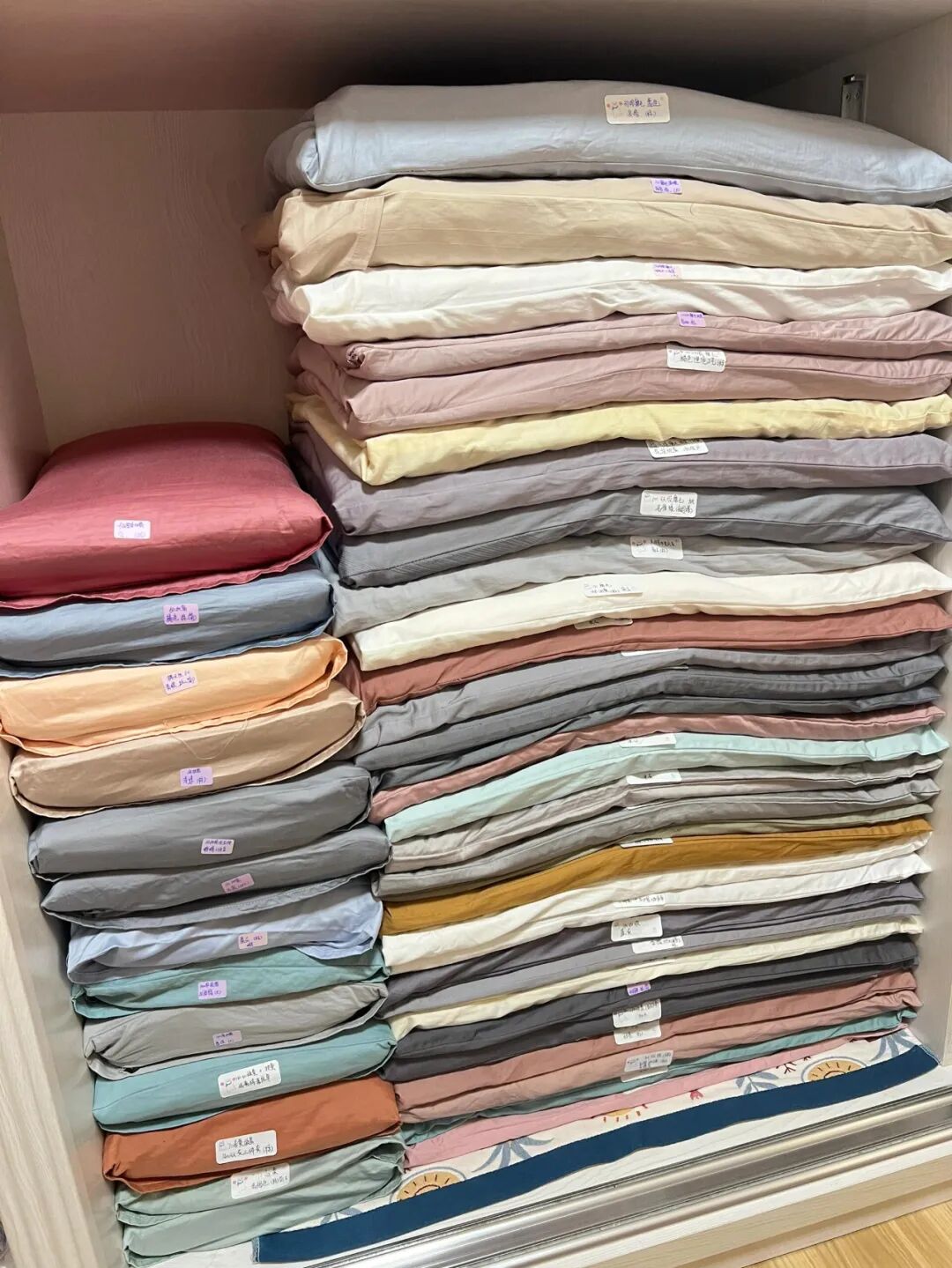 被中年阿姨的“衣柜收纳”折服了,换个思路,家里就井井有条!_被中年阿姨的“衣柜收纳”折服了,换个思路,家里就井井有条!_