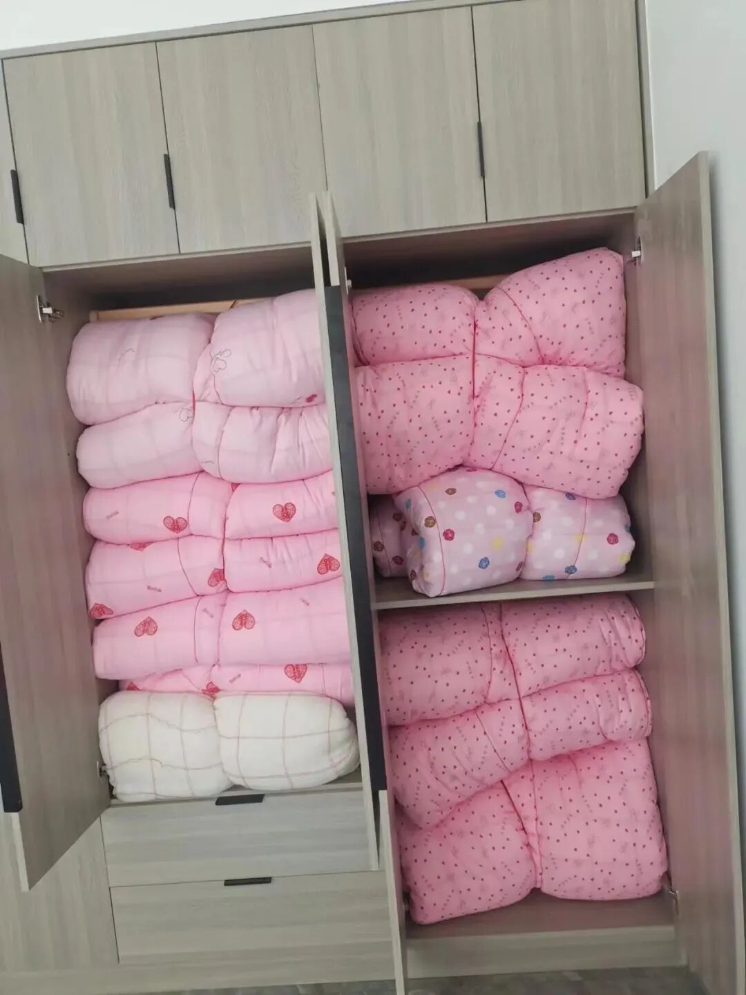 被中年阿姨的“衣柜收纳”折服了,换个思路,家里就井井有条!_被中年阿姨的“衣柜收纳”折服了,换个思路,家里就井井有条!_