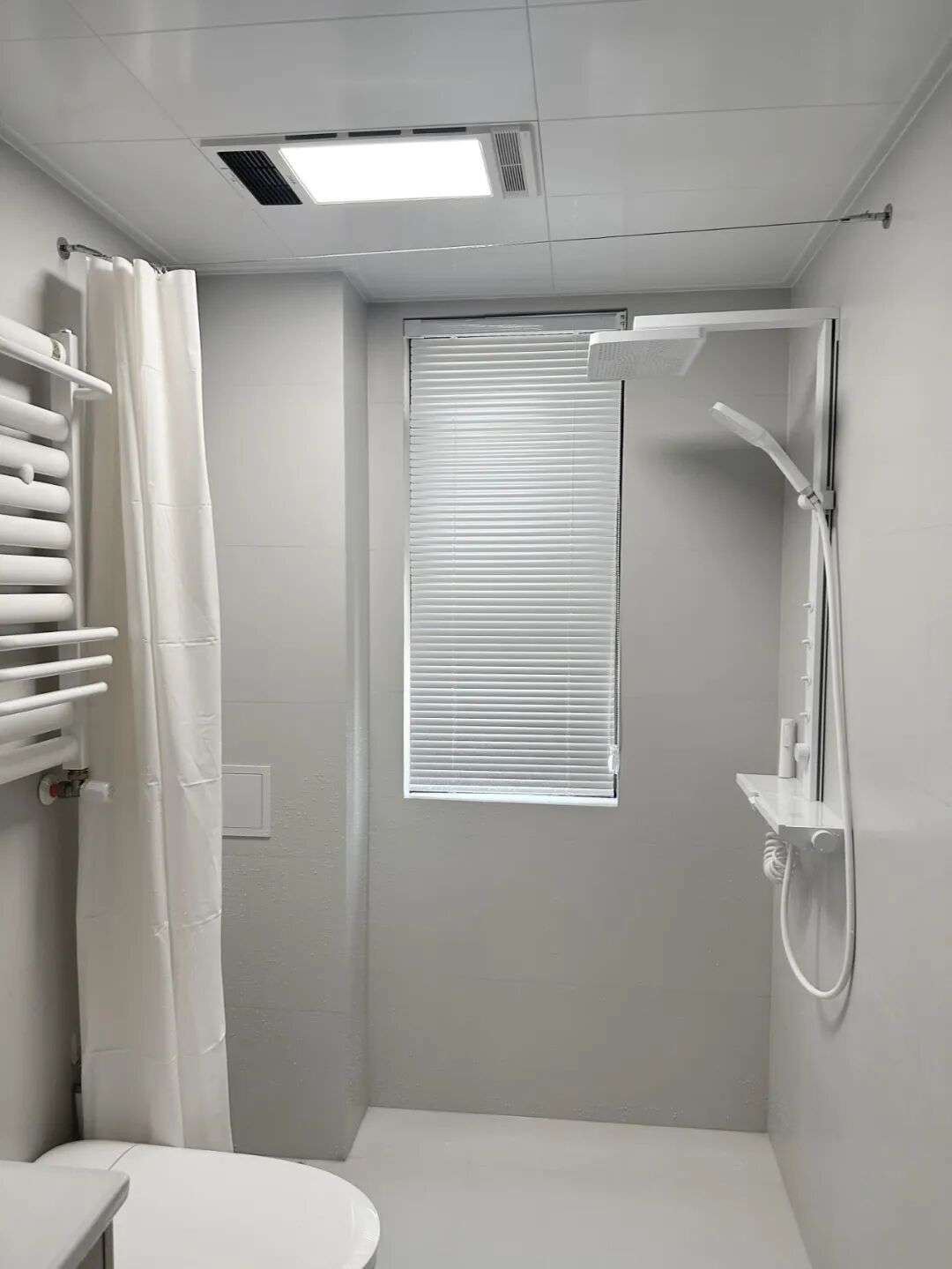 淋浴玻璃隔断安装视频_淋浴隔断玻璃怎么擦干净_