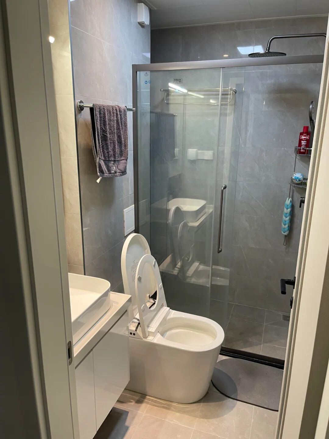 _淋浴玻璃隔断安装视频_淋浴隔断玻璃怎么擦干净