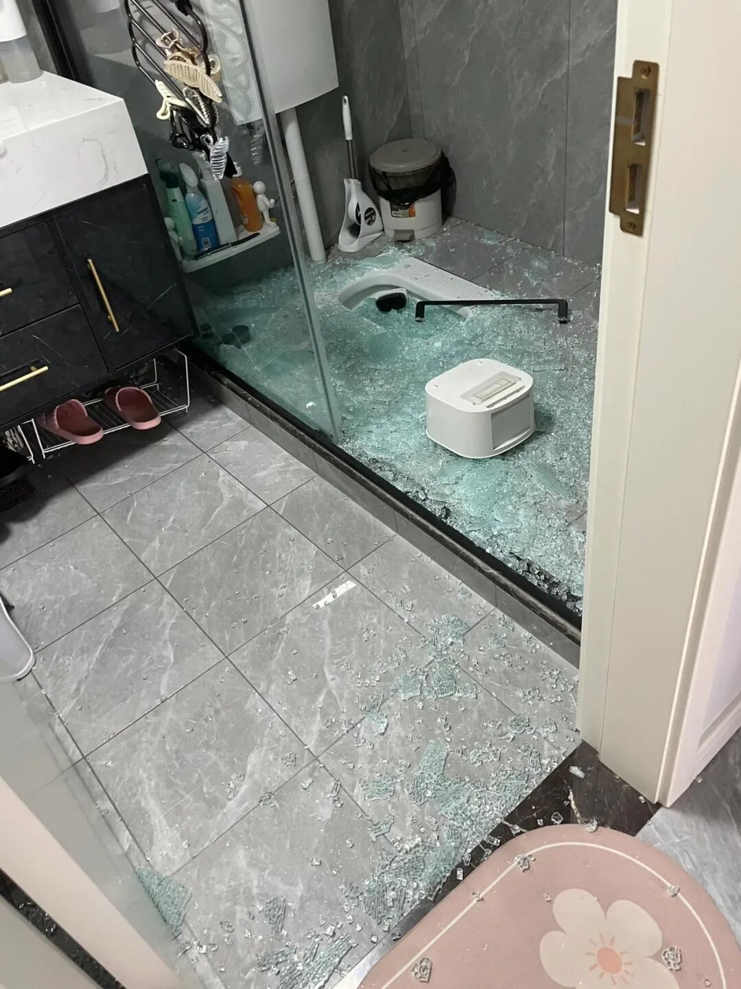 _淋浴隔断玻璃怎么擦干净_淋浴玻璃隔断安装视频