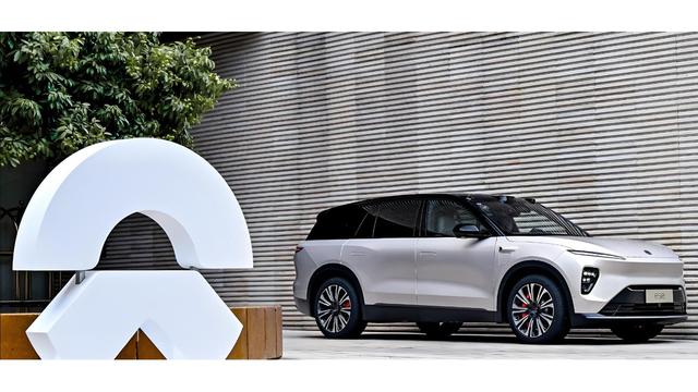 蔚来亏损破千亿，用户犹豫买车，新款车型成关键-有驾