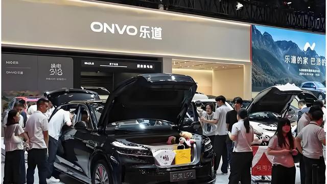 蔚来亏损破千亿，用户犹豫买车，新款车型成关键-有驾