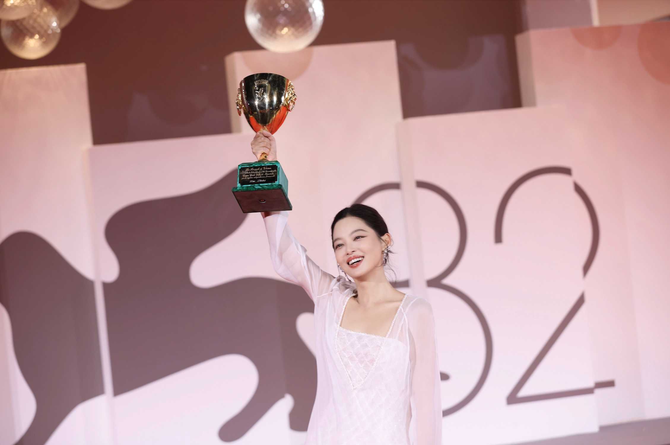 _辛芷蕾获奖后,《日掛中天》计划年内公映,卖出最高票房_辛芷蕾获奖后,《日掛中天》计划年内公映,卖出最高票房