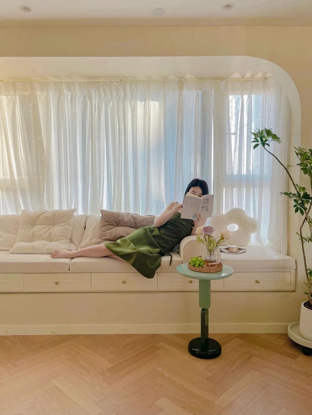 被年轻人家的“飘窗设计”惊到了!打开思路后,直接就多了半间房__被年轻人家的“飘窗设计”惊到了!打开思路后,直接就多了半间房