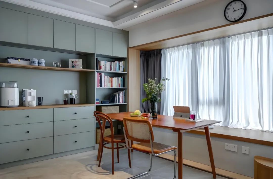 被年轻人家的“飘窗设计”惊到了!打开思路后,直接就多了半间房__被年轻人家的“飘窗设计”惊到了!打开思路后,直接就多了半间房