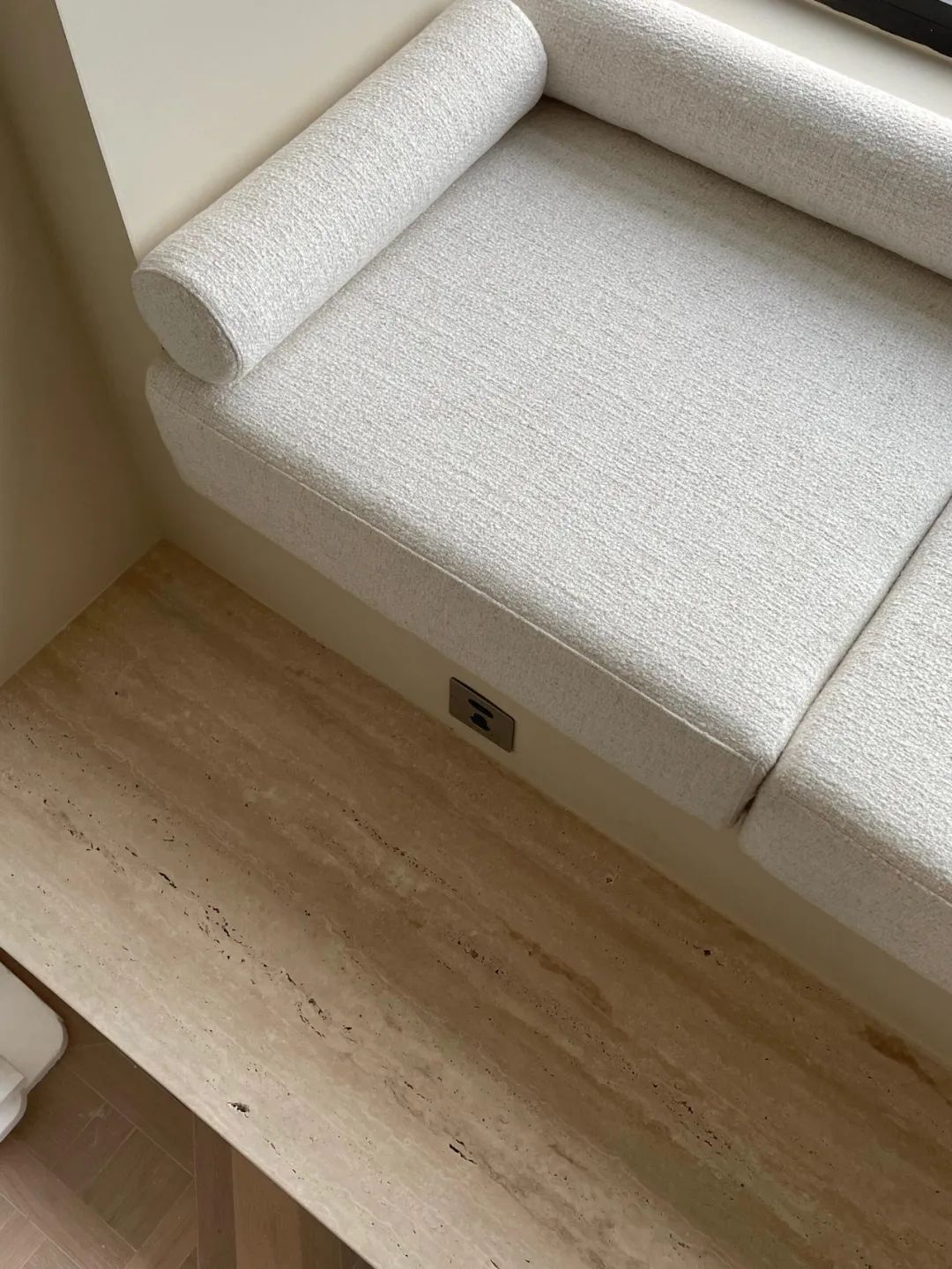 被年轻人家的“飘窗设计”惊到了!打开思路后,直接就多了半间房__被年轻人家的“飘窗设计”惊到了!打开思路后,直接就多了半间房