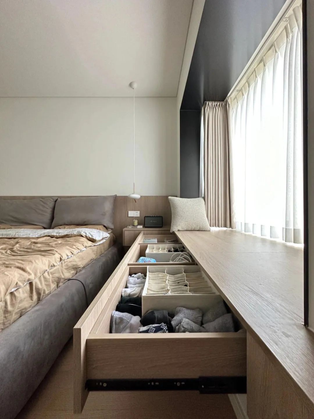 被年轻人家的“飘窗设计”惊到了!打开思路后,直接就多了半间房_被年轻人家的“飘窗设计”惊到了!打开思路后,直接就多了半间房_