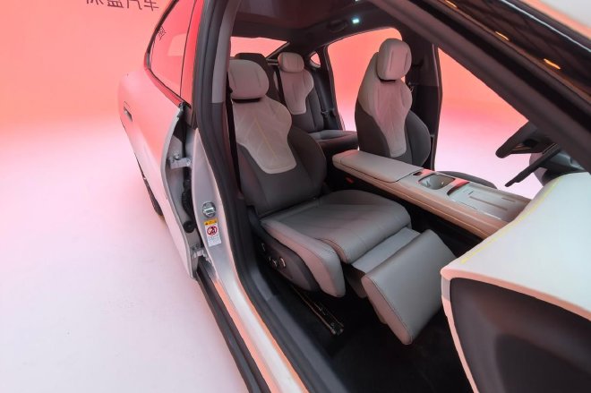 高颜值科技新物种 静态体验深蓝L06