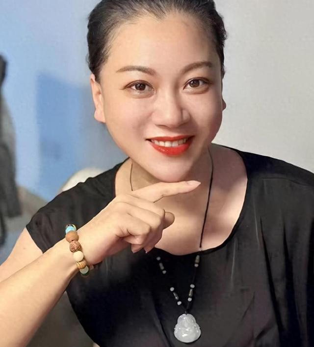 49岁孟再平骤逝:百万抗癌针无效!迈巴赫车队开道,独子却赤脚背草鞋-有驾