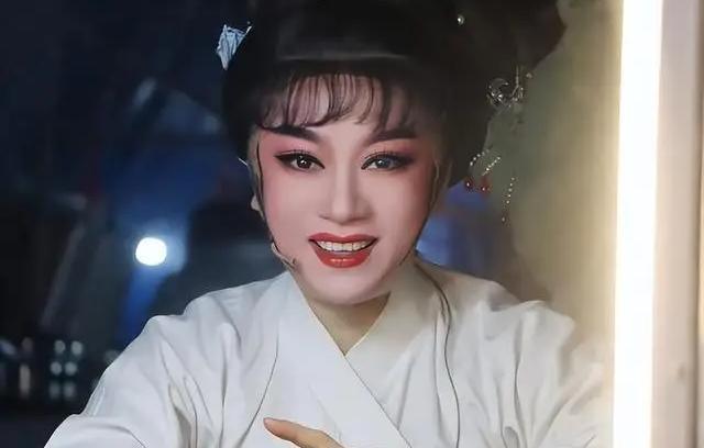 49岁孟再平骤逝:百万抗癌针无效!迈巴赫车队开道,独子却赤脚背草鞋-有驾