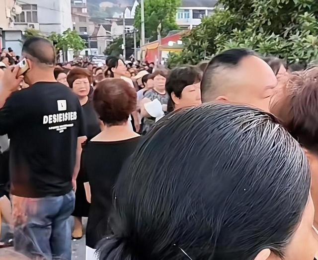 49岁孟再平骤逝:百万抗癌针无效!迈巴赫车队开道,独子却赤脚背草鞋-有驾