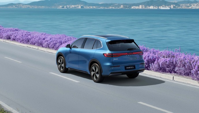 _吉利电动汽车银色suv_吉利银河限量版suv