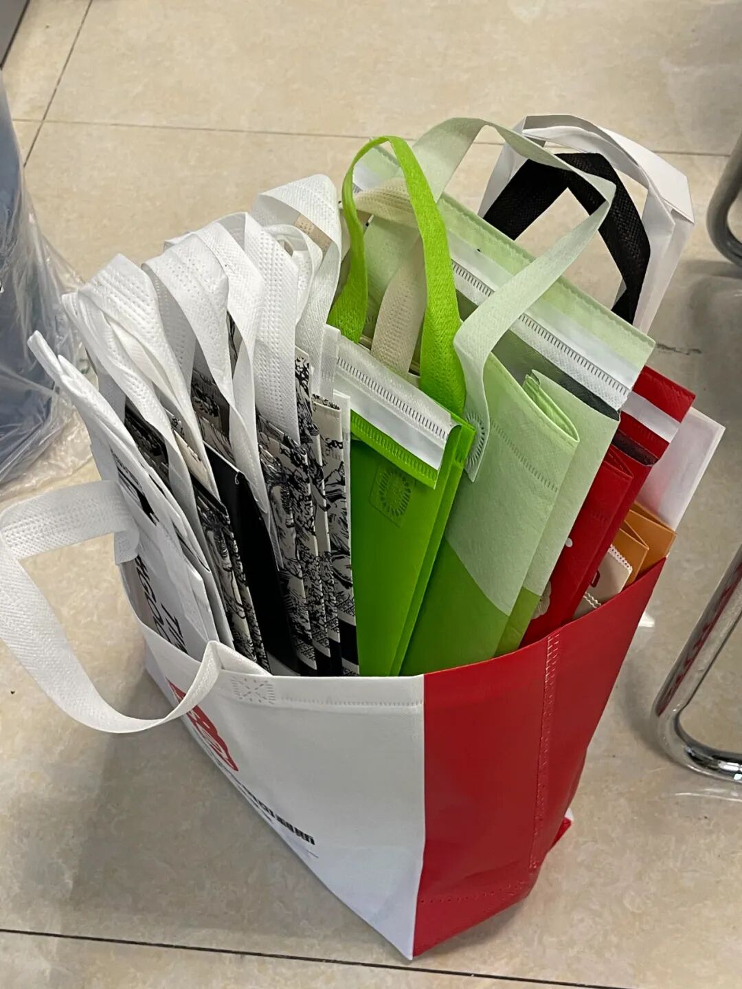 被年轻人“生活鬼点子”折服了！看似离谱，却解决了不少生活痛点_被年轻人“生活鬼点子”折服了！看似离谱，却解决了不少生活痛点_