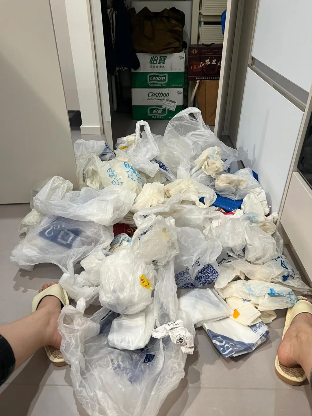 被年轻人“生活鬼点子”折服了！看似离谱，却解决了不少生活痛点_被年轻人“生活鬼点子”折服了！看似离谱，却解决了不少生活痛点_