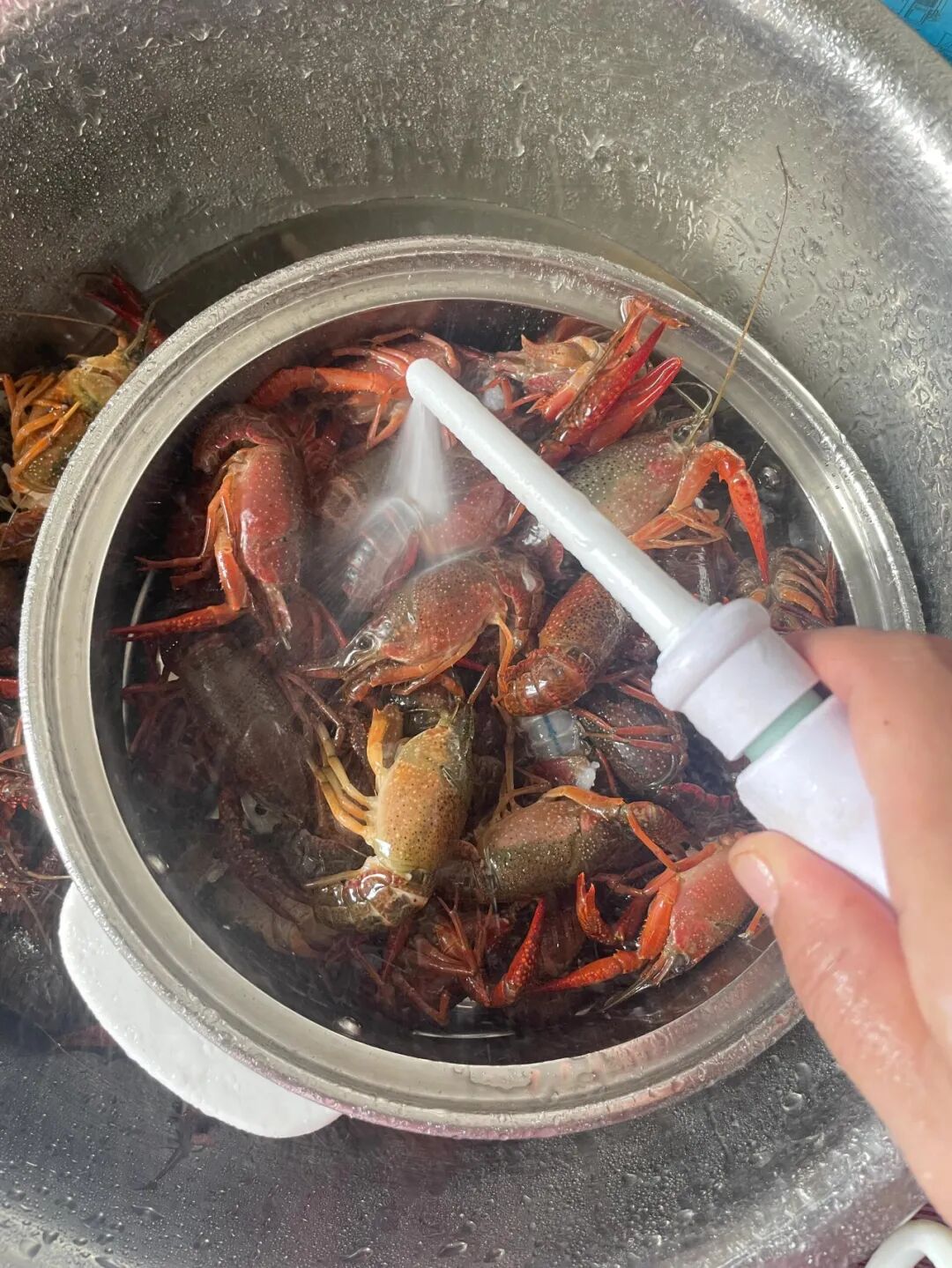 被年轻人“生活鬼点子”折服了！看似离谱，却解决了不少生活痛点_被年轻人“生活鬼点子”折服了！看似离谱，却解决了不少生活痛点_