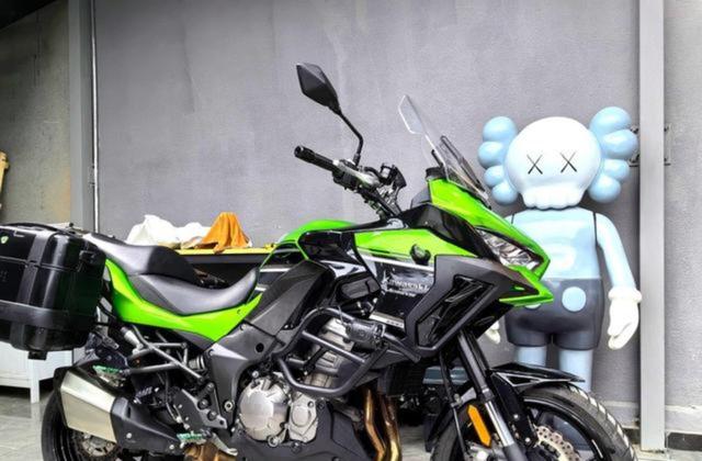 川崎官方在国内发布了全新的Versys1100车型,售价15.9万元,增量不增价看似良心新品实则技术配置大升级,满足骑行爱好者的多重需求-有驾
