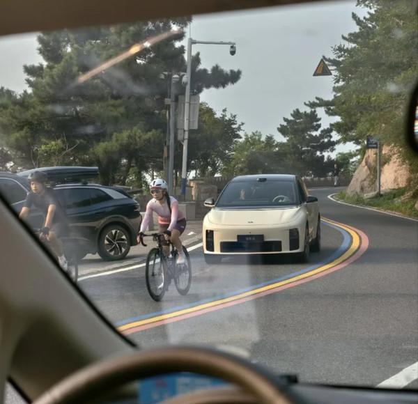 理想i6实车曝光:带自行车架9月底上市-有驾