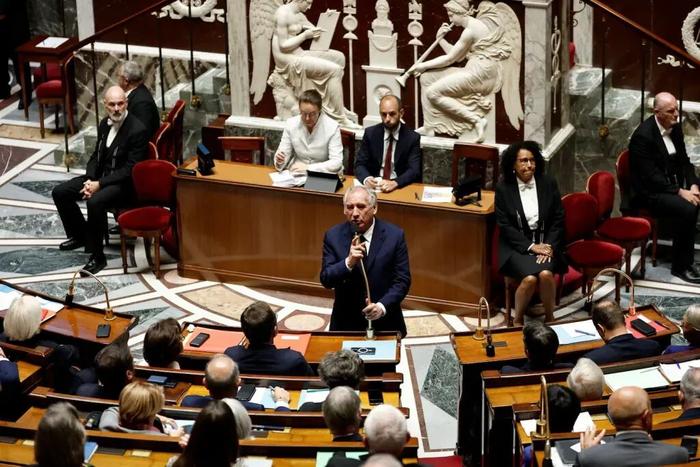 法国时任总理贝鲁9月8日在巴黎国民议会发表讲话。