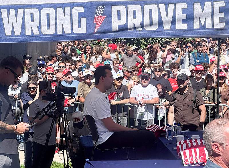 特朗普保守派大会__美国右翼保守派政治活动人士柯克遇刺身亡，特朗普下令降半旗致哀