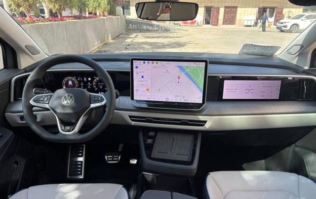 新一代智己LS6内饰曝光,配备可选半幅方向盘和副驾独立大屏,内外细节设计更豪华实用,动力系统也更强劲-有驾