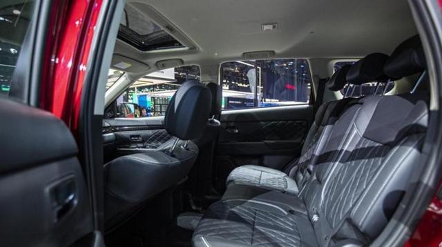 手里有30万元预算想买大空间SUV还是花35万追求豪华感?探险者更实用,XT6更舒适和静音,各有千秋看你偏重哪一方面-有驾