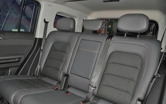 手里有30万元预算想买大空间SUV还是花35万追求豪华感?探险者更实用,XT6更舒适和静音,各有千秋看你偏重哪一方面-有驾