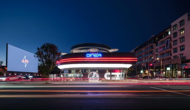 特斯拉与 Rivian 的对决：两座以品牌为中心的新充电站凸显了人们对电动汽车态度的分歧-有驾