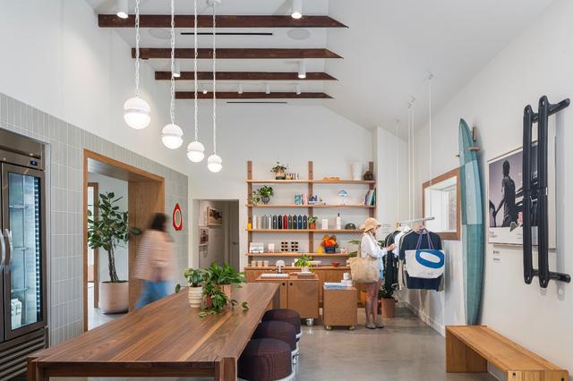 特斯拉与 Rivian 的对决：两座以品牌为中心的新充电站凸显了人们对电动汽车态度的分歧-有驾