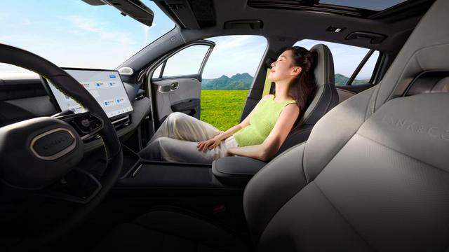 近30万年轻人选它当座驾？领克06这款SUV到底有多香-有驾