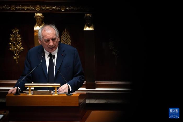9月8日，法国总理贝鲁在位于巴黎的国民议会内发表演讲。法国总理贝鲁领导的政府在国民议会8日举行的信任投票中未获通过，贝鲁将代表政府向总统马克龙递交辞呈。新华社发（奥雷利安·莫里萨尔摄）