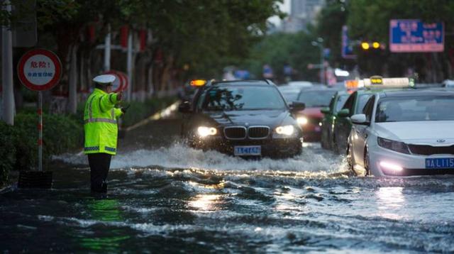 在强降雨期间有市民将私家车停在高架桥上避免淹水，郑州交警提醒切勿随意停车，以免引发交通事故危害桥梁安全-有驾