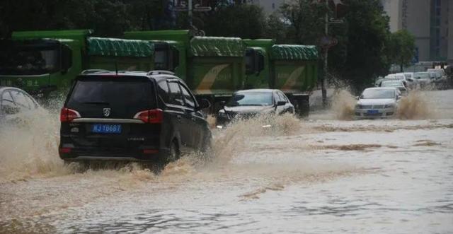 在强降雨期间有市民将私家车停在高架桥上避免淹水，郑州交警提醒切勿随意停车，以免引发交通事故危害桥梁安全-有驾