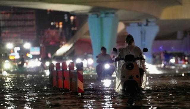 在强降雨期间有市民将私家车停在高架桥上避免淹水，郑州交警提醒切勿随意停车，以免引发交通事故危害桥梁安全-有驾