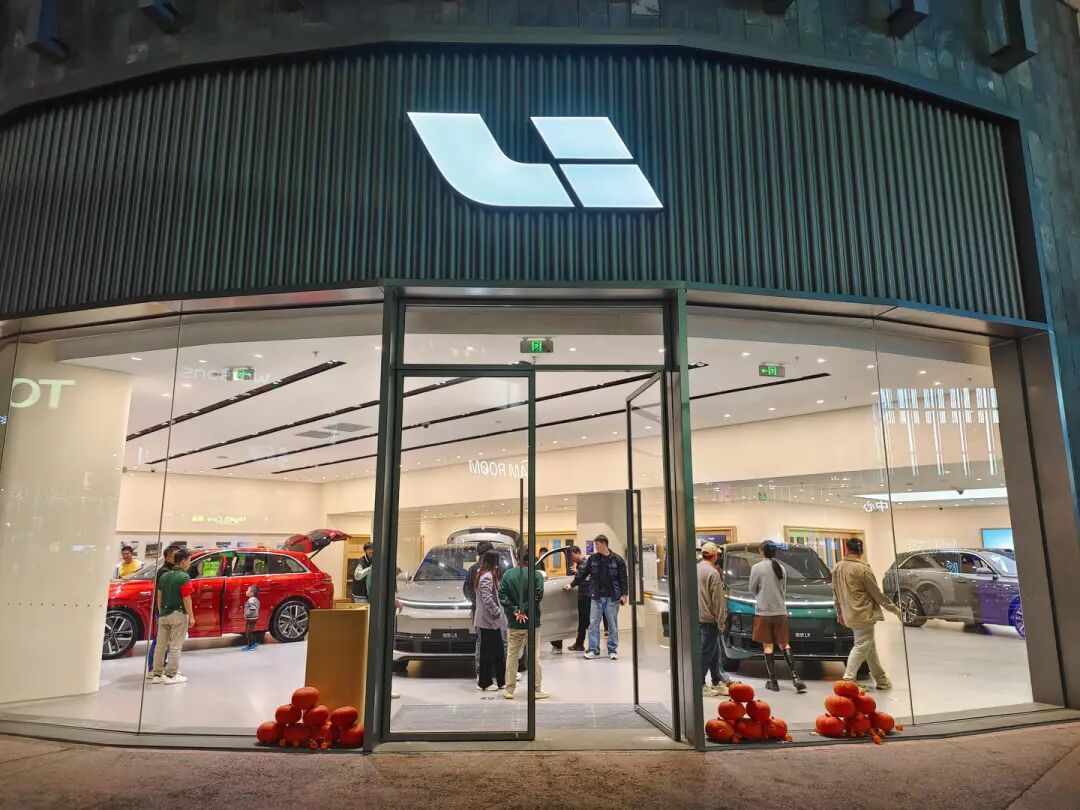 理想汽车回应“远程召唤功能被举报下线”:审慎负责推进各项新功能上线