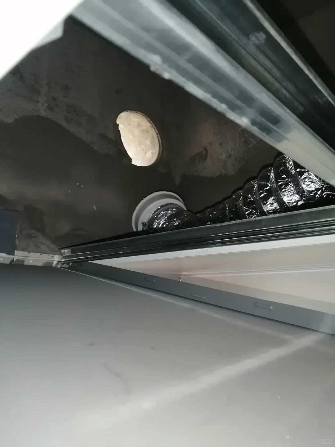 _别大意！有人家里的卫生间被“入侵”了，吊顶上面让人大呼意外_别大意！有人家里的卫生间被“入侵”了，吊顶上面让人大呼意外