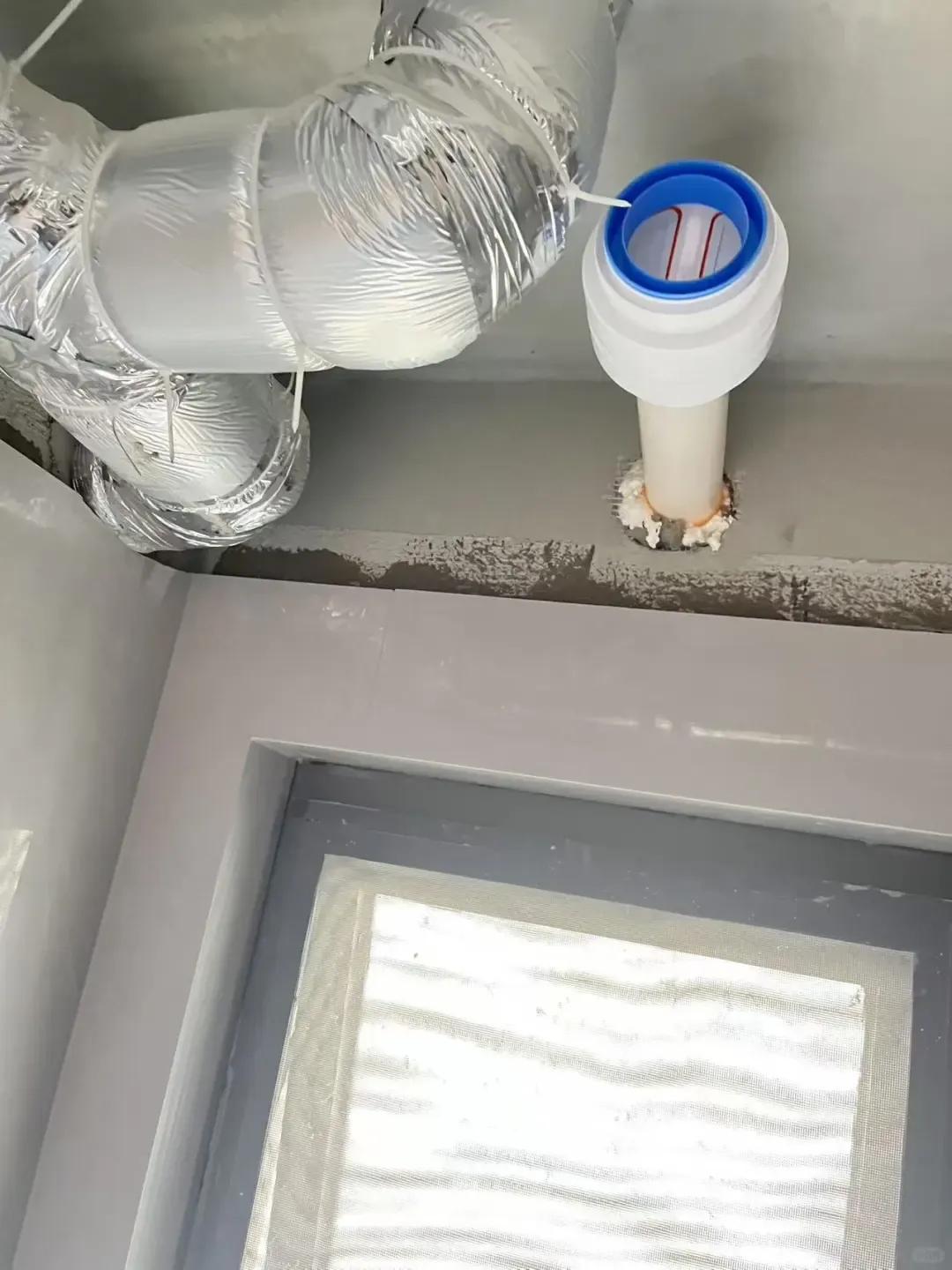 别大意！有人家里的卫生间被“入侵”了，吊顶上面让人大呼意外__别大意！有人家里的卫生间被“入侵”了，吊顶上面让人大呼意外