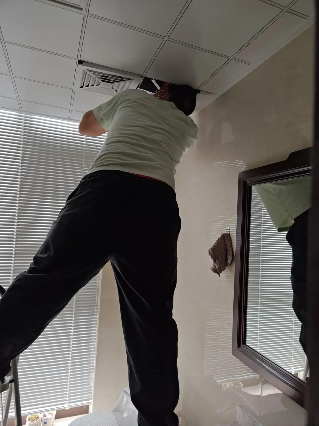 别大意！有人家里的卫生间被“入侵”了，吊顶上面让人大呼意外__别大意！有人家里的卫生间被“入侵”了，吊顶上面让人大呼意外