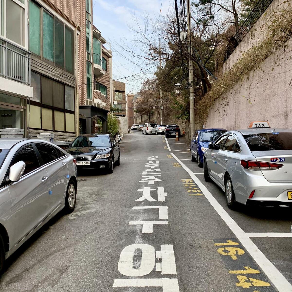 换挡时刹车踩到底吗_汽车换挡刹车时有异响怎么办_