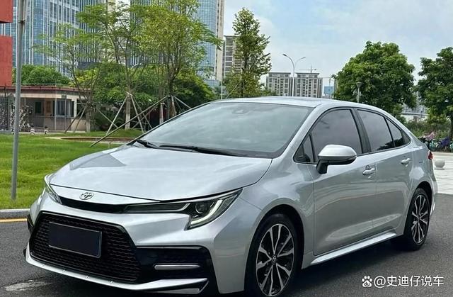 新款丰田雷凌实车，增加55毫米，动力2.0L/126千瓦/配CVT变速器-有驾