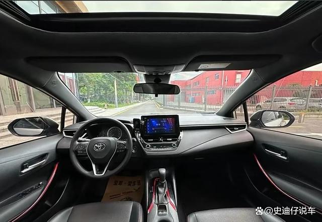 新款丰田雷凌实车,增加55毫米,动力2.0L/126千瓦/配CVT变速器-有驾