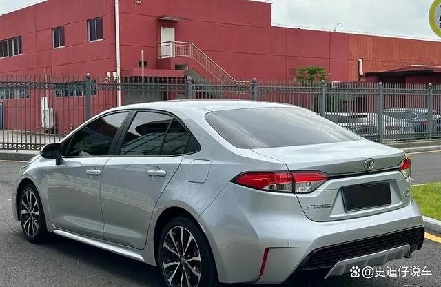 新款丰田雷凌实车,增加55毫米,动力2.0L/126千瓦/配CVT变速器-有驾