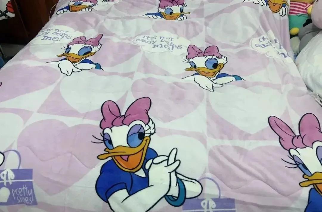 有一种痛苦叫“拉舍尔毛毯”,火了几十年,终究还是被淘汰了__有一种痛苦叫“拉舍尔毛毯”,火了几十年,终究还是被淘汰了