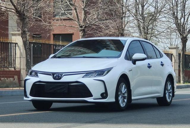 丰田卡罗拉“换脸”迎来全新动力与外观升级,2.0升引擎临场配备智能辅助系统,价格直逼十万左右是否值得入手成为新焦点-有驾